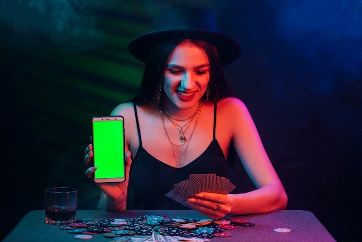Penggemar taruhan olahraga memegang smartphone dengan aplikasi natunatoto terbuka
